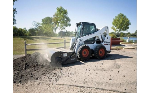 山貓清掃機(jī)租賃，濟(jì)南滑移清掃機(jī)出租